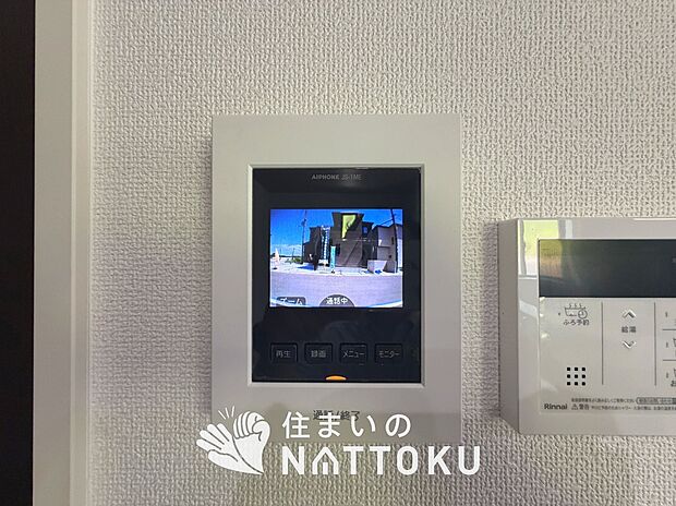 【TVモニター付インターホン】手放し通話ができ、送話表示灯で送話・受話状態が確認できます。
映像と音声で玄関先の様子をチェックできるモニター機能や、夜間の訪問者の顔も確認できるLEDライトを装備しています。