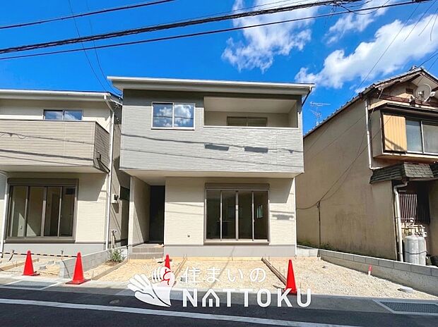 【現地写真（外観）【１号地】】軽くて火災に強い屋根材を採用し、地震時の建物への負担や揺れを軽減しています。