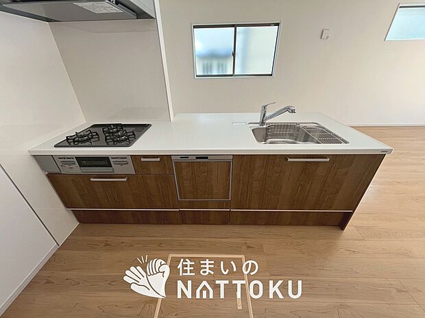 【現地写真（キッチン）】収納たっぷりのシステムキッチン、浄水器付水栓を標準装備しています。