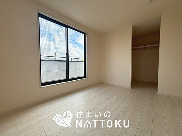 【現地写真(洋室)】木目の美しさを際立たせるシンプルデザインの建具を使用しています。
