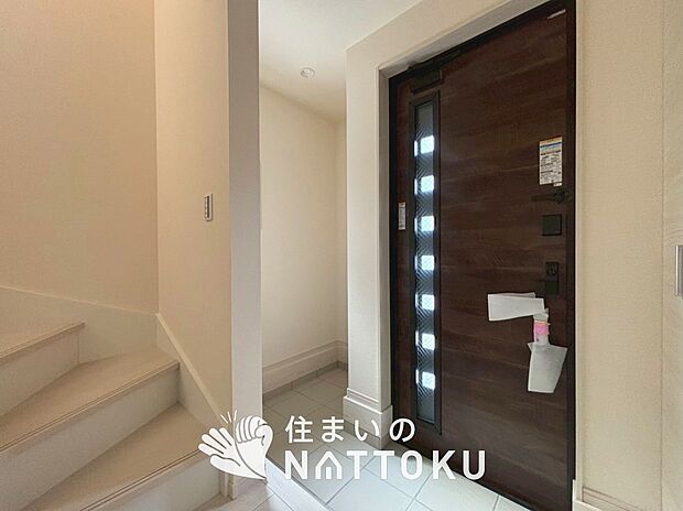 【現地写真(玄関)】玄関には、大型のシューズ収納を設置しています。