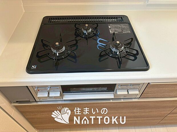 【ビルトインコンロ】フラットな構造で清掃性が高く、過熱防止センサー付3口タイプで日頃の家事も快適です。