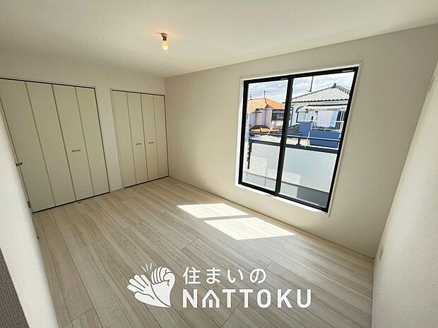 【現地写真(寝室)】木目の美しさを際立たせるシンプルデザインの建具を使用しています。