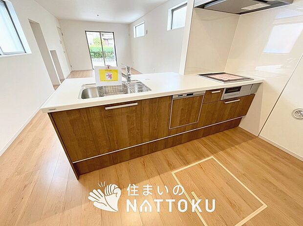 【現地写真(キッチン)】収納たっぷりのシステムキッチン、浄水器付水栓を標準装備しています。