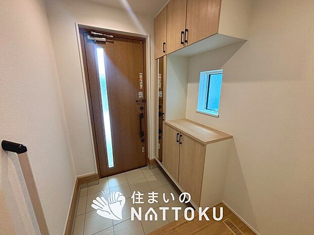 【現地写真(玄関)】玄関には、大型のシューズ収納を設置しています。