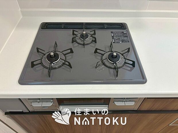 【ビルトインコンロ】フラットな構造で清掃性が高く、過熱防止センサー付3口タイプで日頃の家事も快適です。
