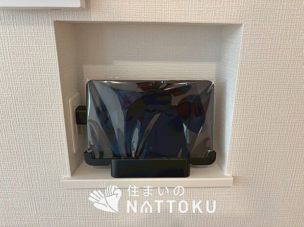 【TVモニター付インターホン】玄関の子機にカメラが付いており、来訪者の顔を確認できるため、音声だけの対応とは安心感が違います。
また、ハンズフリー通話で受話器を持つわずらわしさを解消できます。