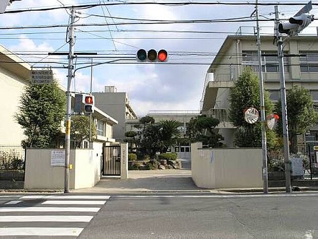 八尾市立曙川小学校(約640m)