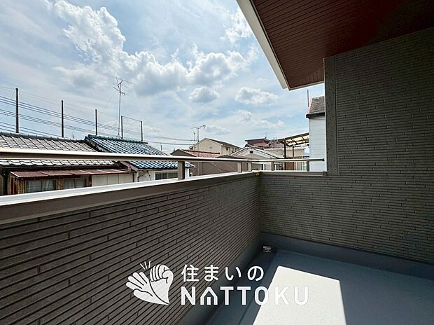 【バルコニー】奥行きが広く、洗濯物をゆったりと干せる十分な広さで、家族の洗濯も捗ります。