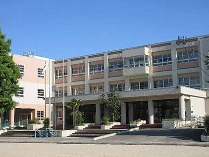 泉佐野市立日根野小学校 640ｍ(徒歩8分)