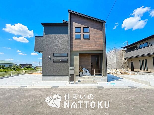 【現地写真(外観)【3号地】】軽くて火災に強い屋根材を採用し、地震時の建物への負担や揺れを軽減しています。