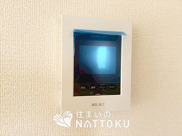 【TVモニター付インターホン】録画機能付きで、自動録画のほか、手動録画もできます。
受話、呼出音量の調整、明るさ調整が可能です。また、来訪者をズーム機能でズームアップして確認できます。