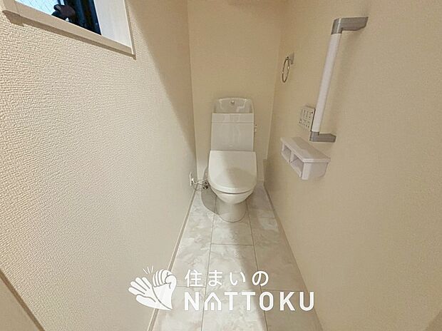 【トイレ】汚れてもサッとひと拭きでお手入れ簡単、エコ仕様の温水洗浄便座付きのトイレです。
バリアフリーにも配慮しています。