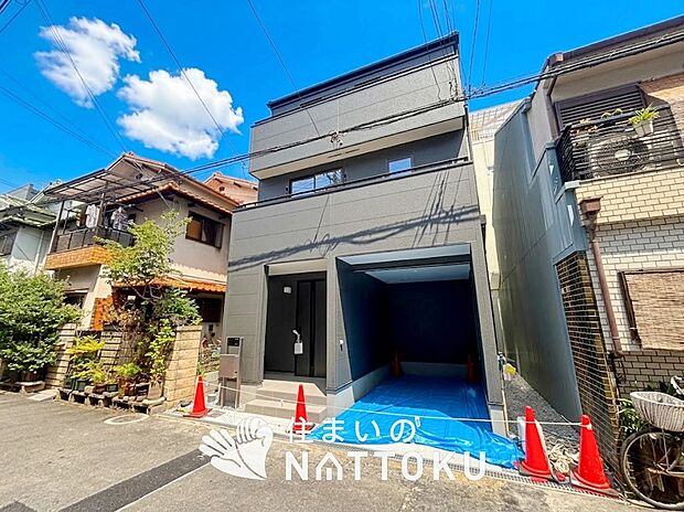 【現地写真(外観)】軽くて火災に強い屋根材を採用し、地震時の建物への負担や揺れを軽減しています。