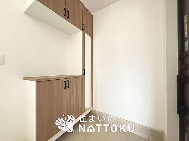 【現地写真(玄関)】玄関には、大型のシューズ収納を設置しています。