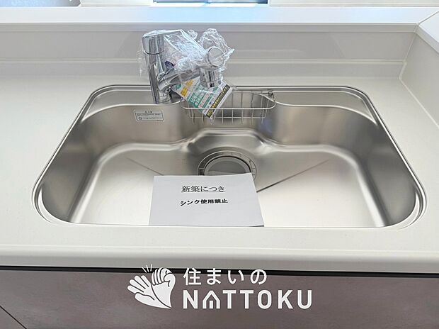 【浄水器内臓ハンドシャワー付シンク】広々とした凸型シンクに洗剤ポケットを標準装備。すっきり収納できます。
また、蛇口の先端に浄水器を内蔵しているため場所をとりません。