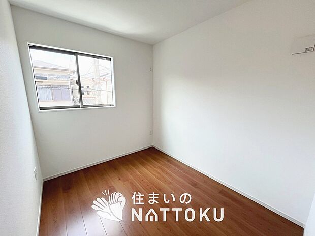 【現地写真(洋室)】木目の美しさを際立たせるシンプルデザインの建具を使用しています。