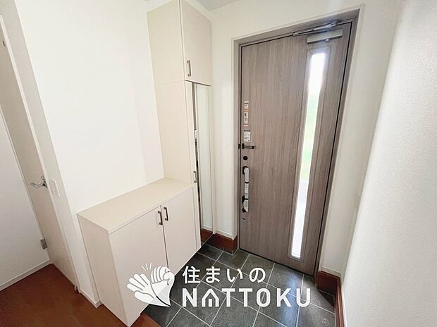 【現地写真(玄関)】玄関には、大型のシューズ収納を設置しています。