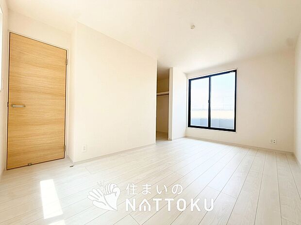 【現地写真(洋室)】木目の美しさを際立たせるシンプルデザインの建具を使用しています。