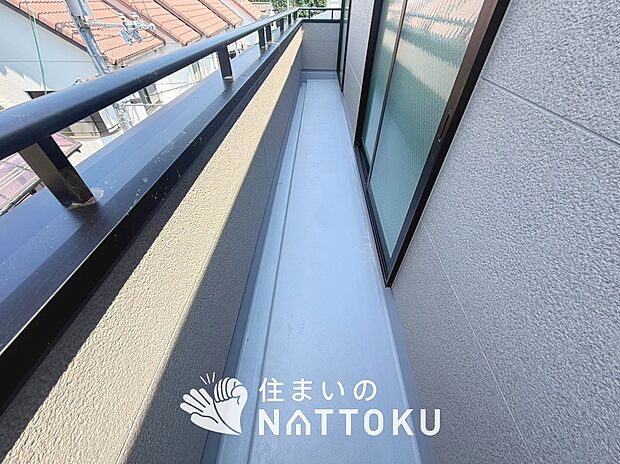 【バルコニー】奥行きが広く、洗濯物をゆったりと干せる十分な広さで、家族の洗濯も捗ります。