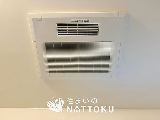 【電気式浴室暖房換気乾燥機】寒い冬場はあたたかく、暑い夏場は扇風機のような心地よさです。
雨の日は、浴室が衣類乾燥スペースになります。