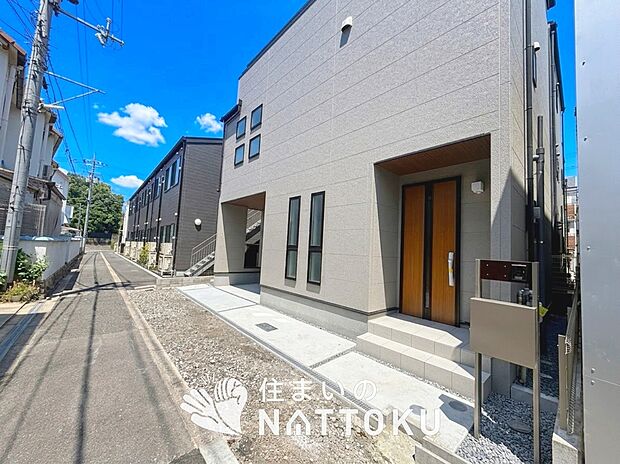 【現地写真(前道含む外観)】軽くて火災に強い屋根材を採用し、地震時の建物への負担や揺れを軽減しています。