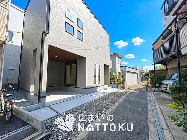 【現地写真(前道含む外観)】健康被害に配慮したもっとも安全性の高い建材を採用し、シックハウス対策をしております。