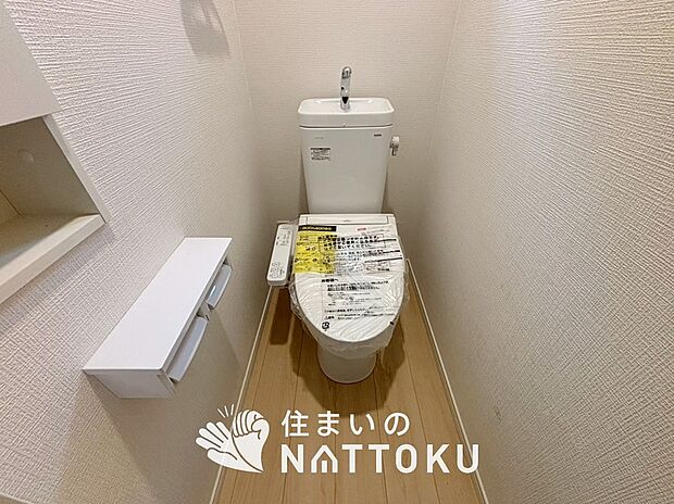 【トイレ】汚れてもサッとひと拭きでお手入れ簡単、エコ仕様の温水洗浄便座付きのトイレです。
バリアフリーにも配慮しています。