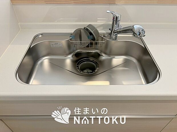 【浄水器内臓ハンドシャワー付シンク】広々とした凸型シンクに洗剤ポケットを標準装備。すっきり収納できます。
また、蛇口の先端に浄水器を内蔵しているため場所をとりません。
