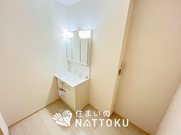 【洗面台・洗面所 】鏡の両サイドは、必要なものを取出しやすく、大きな鏡面で朝の準備も快適。
使いやすいリフトアップ機能付きのシングルレバーシャワー水栓付です。