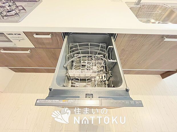 【食器洗い乾燥機】食後の時間にゆとりを与えてくれる食器洗い乾燥機。
操作ボタンも上面にあるので、腰をかがめずに操作ができラクラクです。