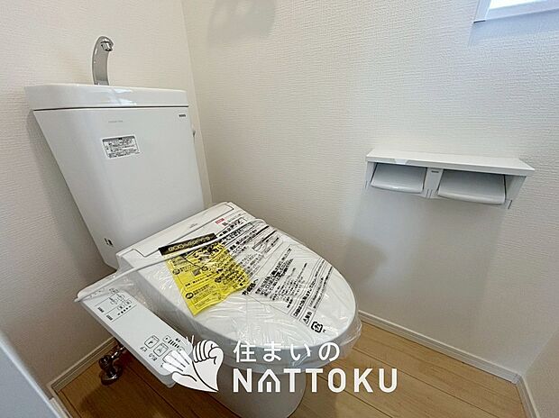 【トイレ】汚れてもサッとひと拭きでお手入れ簡単、エコ仕様の温水洗浄便座付きのトイレです。
バリアフリーにも配慮しています。