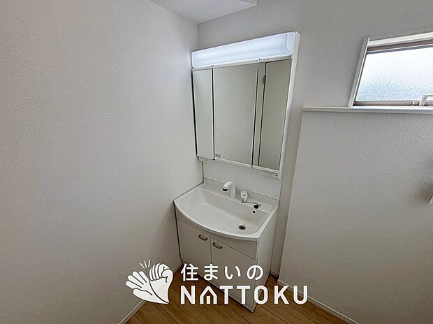 【洗面台・洗面所】鏡の両サイドは、必要なものを取出しやすく、大きな鏡面で朝の準備も快適。
使いやすいリフトアップ機能付きのシングルレバーシャワー水栓付です。