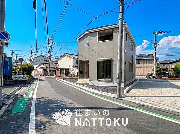 【現地写真(外観)【1号地】】軽くて火災に強い屋根材を採用し、地震時の建物への負担や揺れを軽減しています。