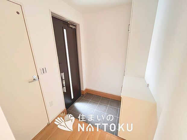 【現地写真(玄関)】玄関には、大型のシューズ収納を設置しています。