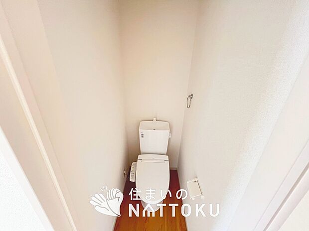 【トイレ】汚れてもサッとひと拭きでお手入れ簡単、エコ仕様の温水洗浄便座付きのトイレです。
バリアフリーにも配慮しています。