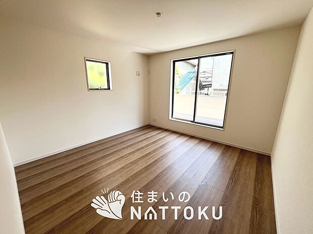 【現地写真(寝室)】木目の美しさを際立たせるシンプルデザインの建具を使用しています。