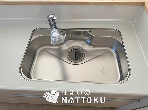 【浄水器内臓ハンドシャワー付シンク】広々とした凸型シンクに洗剤ポケットを標準装備。すっきり収納できます。
また、蛇口の先端に浄水器を内蔵しているため場所をとりません。
