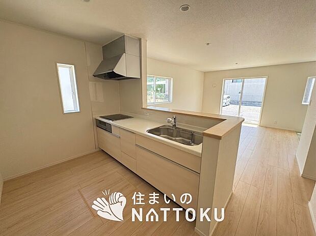【現地写真(キッチン)】収納たっぷりのシステムキッチン、浄水器付水栓を標準装備しています。