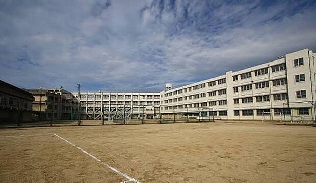 羽曳野市立高鷲中学校(約1,300m)