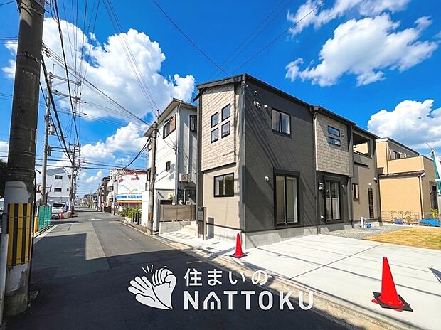 【現地写真(前道含む外観)】軽くて火災に強い屋根材を採用し、地震時の建物への負担や揺れを軽減しています。