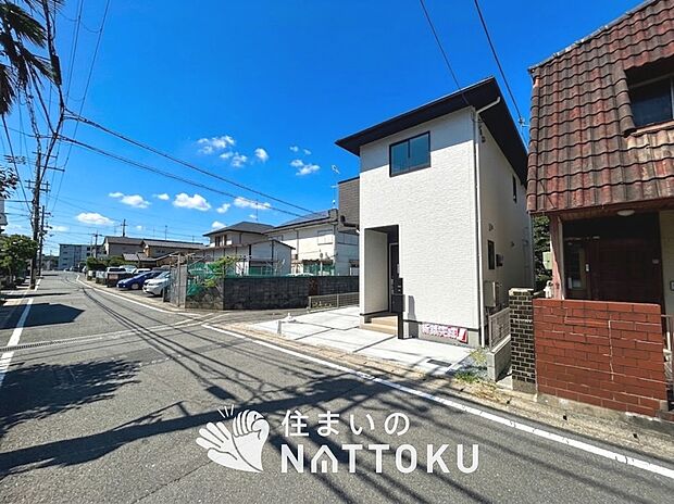 【現地写真(前道含む外観)】お引渡し後も無償の定期点検を行っており、暮らしの安心をお届けしています。