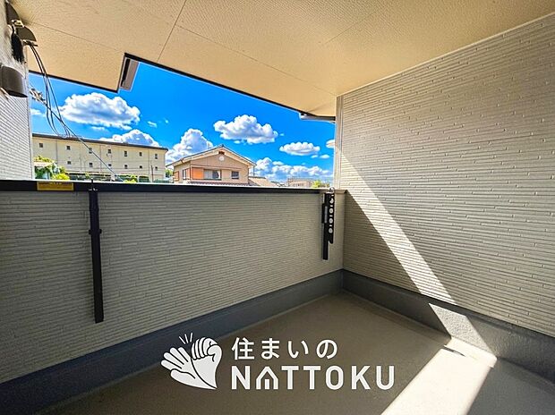 【バルコニー】奥行きが広く、洗濯物をゆったりと干せる十分な広さで、家族の洗濯も捗ります。