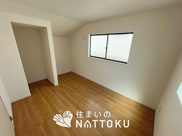 【現地写真(洋室)】木目の美しさを際立たせるシンプルデザインの建具を使用しています。