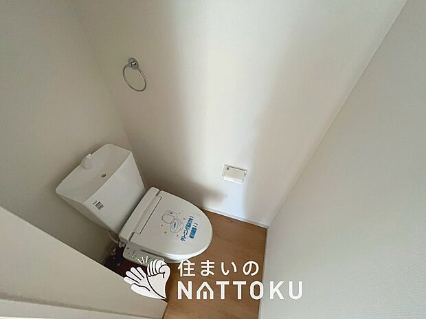 【トイレ】汚れてもサッとひと拭きでお手入れ簡単、エコ仕様の温水洗浄便座付きのトイレです。
バリアフリーにも配慮しています。