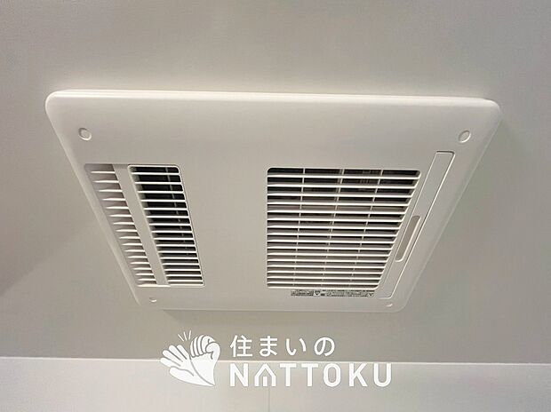 【浴室暖房換気乾燥機】入浴後の水滴や湿気を排出し、カビの発生や臭いを抑制します。
雨の日の洗濯物にも効果的です。