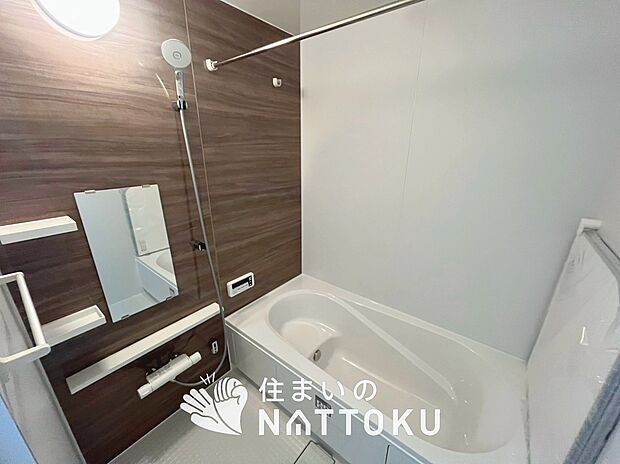 【現地写真(浴室)】浴室暖房乾燥機付き。1坪タイプで広々です。