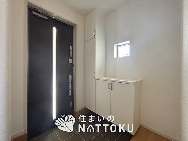 【現地写真(玄関)】玄関には、大型のシューズ収納を設置しています。