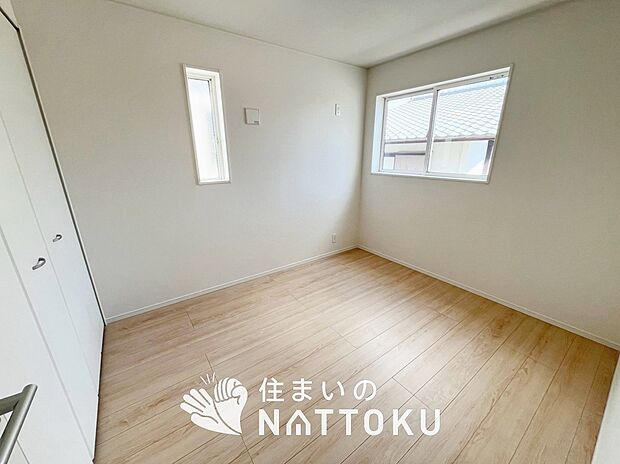 【現地写真(洋室)】木目の美しさを際立たせるシンプルデザインの建具を使用しています。
