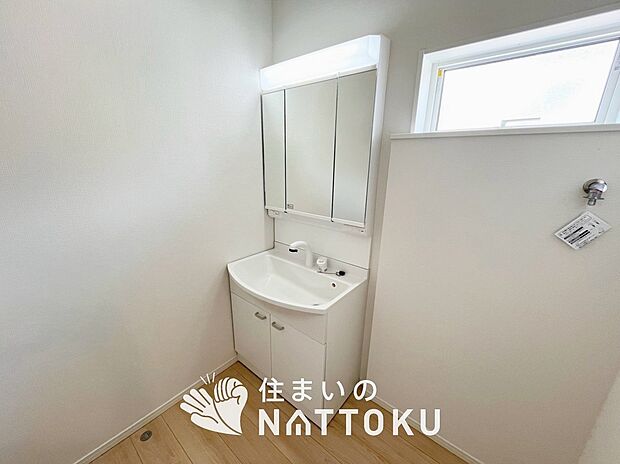 【洗面台・洗面所】鏡の両サイドは、必要なものを取出しやすく、大きな鏡面で朝の準備も快適。
使いやすいリフトアップ機能付きのシングルレバーシャワー水栓付です。